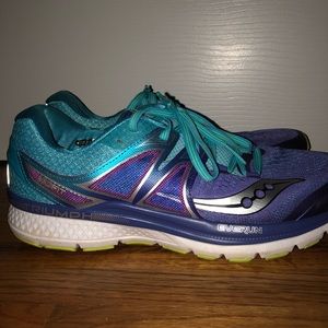 SAUCONY TRIUMPH RUNNING SHOES *PRICE NEGOTIABLE